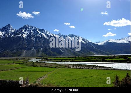 (160605) -- TIBET, 5. Juni 2016 -- Foto aufgenommen am 4. Juni 2016 zeigt Gletscher und Ackerland in der Nähe des Ranwu-Sees im Basu County von Chamdo City, südwestchinesische Autonome Region Tibet. ) (wx) CHINA-TIBET-RANWU SEENLANDSCHAFT (CN) ZhangxRufeng PUBLICATIONxNOTxINxCHN 160605 Tibet 5. Juni 2016 Foto aufgenommen AM 4. Juni 2016 zeigt Gletscher und Ackerland in der Nähe des Ranwu Sees im Basu County Chamdo City Südwesten Chinas S Tibet Autonome Region wx China Tibet Ranwu Seenlandschaft CN ZhangxRufeng PUBLATxCHINxN Stockfoto