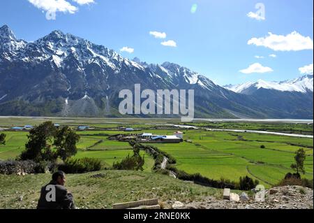 (160605) -- TIBET, 5. Juni 2016 -- Foto aufgenommen am 4. Juni 2016 zeigt Gletscher und Ackerland in der Nähe des Ranwu-Sees im Basu County von Chamdo City, südwestchinesische Autonome Region Tibet. ) (wx) CHINA-TIBET-RANWU SEENLANDSCHAFT (CN) ZhangxRufeng PUBLICATIONxNOTxINxCHN 160605 Tibet 5. Juni 2016 Foto aufgenommen AM 4. Juni 2016 zeigt Gletscher und Ackerland in der Nähe des Ranwu Sees im Basu County Chamdo City Südwesten Chinas S Tibet Autonome Region wx China Tibet Ranwu Seenlandschaft CN ZhangxRufeng PUBLATxCHINxN Stockfoto