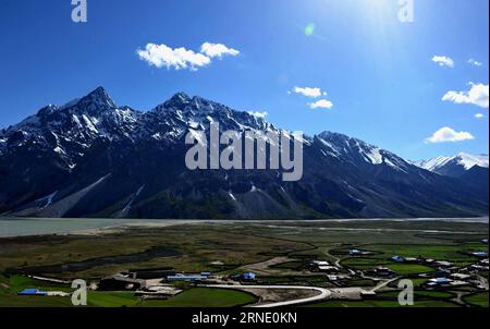 (160605) -- TIBET, 5. Juni 2016 -- Foto aufgenommen am 4. Juni 2016 zeigt Gletscher und Ackerland in der Nähe des Ranwu-Sees im Basu County von Chamdo City, südwestchinesische Autonome Region Tibet. ) (wx) CHINA-TIBET-RANWU SEENLANDSCHAFT (CN) ZhangxRufeng PUBLICATIONxNOTxINxCHN 160605 Tibet 5. Juni 2016 Foto aufgenommen AM 4. Juni 2016 zeigt Gletscher und Ackerland in der Nähe des Ranwu Sees im Basu County Chamdo City Südwesten Chinas S Tibet Autonome Region wx China Tibet Ranwu Seenlandschaft CN ZhangxRufeng PUBLATxCHINxN Stockfoto