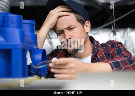 Elektriker mit Kabelsalat Stockfoto