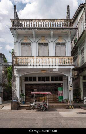 Authentische Architektur Thailands. Gebäude im chinesisch-portugiesischen Stil in der Altstadt von Takua Pa Stockfoto