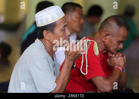 (160606) -- MANILA, 6. Juni 2016 -- philippinische Muslime beten am ersten Tag des Ramadan in der Moschee Masjid al-Dahab in Manila, Philippinen, 6. Juni 2016. ) PHILIPPINEN-MANILA-ERSTER TAG DES RAMADAN RouellexUmali PUBLICATIONxNOTxINxCHN 160606 Manila 6. Juni 2016 philippinische Muslime beten AM ersten Tag des Ramadan in der Masjid Al Dahab Moschee in Manila Philippinen 6. Juni 2016 Philippinen Manila erster Tag des Ramadan RouellexUmali PUBLICATIONxNOTxINxCHN Stockfoto