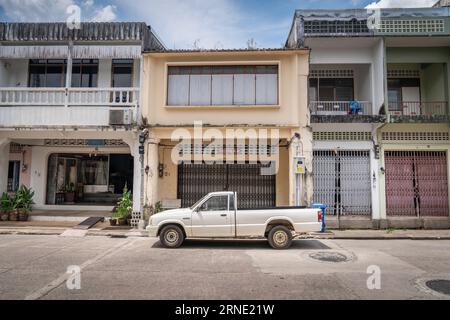 Architektur in Takua Pa. Ein alter Pickup-Truck auf dem Hintergrund von Gebäuden im chinesisch-portugiesischen Stil. Takua Pa Thailand, Phang Nga 2. März 20 Stockfoto