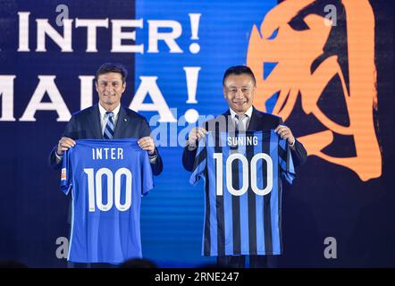 (160606) -- NANJING, 6. Juni 2016 -- der Vizepräsident der Suning Sports Group, Gong Lei(R), und der Vizepräsident von Inter Mailand, Javier Zanetti, halten die Trikots auf einer Pressekonferenz in Nanjing, der Hauptstadt der ostchinesischen Provinz Jiangsu, am 6. Juni 2016 ab. Der chinesische Einzelhandelskonzern Suning Group hat einen Anteil von 70 Prozent am italienischen Fußballverein Inter Mailand, ein Deal im Wert von 270 Millionen Euro, teilte die Suning Group hier am Montag mit. )(wll) (SP)CHINA-NANJING-SOCCER-SUNING-INTER MAILAND(CN) LixXiang PUBLICATIONxNOTxINxCHN 160606 Nanjing 6. Juni 2016 Vizepräsident der Suning Sports Group Gong Lei r und Vizepräsident von Inter Mailand Stockfoto