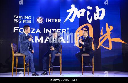 (160606) -- NANJING, 6. Juni 2016 -- der Vizepräsident der Suning Sports Group, Gong Lei(R), und der Vizepräsident von Inter Mailand, Javier Zanetti(C), werden vom Sportkommentator und -Anker Huang Jianxiang auf einer Pressekonferenz in Nanjing, der Hauptstadt der ostchinesischen Provinz Jiangsu, am 6. Juni 2016 interviewt. Der chinesische Einzelhandelskonzern Suning Group hat einen Anteil von 70 Prozent am italienischen Fußballverein Inter Mailand, ein Deal im Wert von 270 Millionen Euro, teilte die Suning Group hier am Montag mit. )(wll) (SP)CHINA-NANJING-SOCCER-SUNING-INTER MAILAND(CN) LixXiang PUBLICATIONxNOTxINxCHN 160606 Nanjing 6. Juni 2016 Suning Sports Group Vice Stockfoto