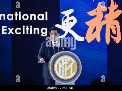 (160606) -- NANJING, 6. Juni 2016 -- Inter Mailand Präsident Erick Thohir spricht auf einer Pressekonferenz in Nanjing, Hauptstadt der ostchinesischen Provinz Jiangsu, am 6. Juni 2016. Der chinesische Einzelhandelskonzern Suning Group hat einen Anteil von 70 Prozent am italienischen Fußballverein Inter Mailand, ein Deal im Wert von 270 Millionen Euro, teilte die Suning Group hier am Montag mit. )(wll) (SP)CHINA-NANJING-SOCCER-SUNING-INTER MAILAND(CN) LixXiang PUBLICATIONxNOTxINxCHN 160606 Nanjing 6. Juni 2016 Inter Mailand Präsident Erick Thohir spricht AUF einer Pressekonferenz in Nanjing Hauptstadt der ostchinesischen Provinz S Jiangsu 6. Juni 2016 China S Ret Stockfoto