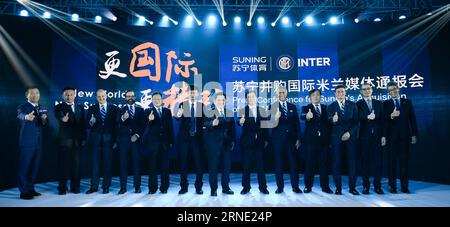 (160606) -- NANJING, 6. Juni 2016 -- Vorsitzender der Suning Group Zhang Jindong (6., R), Inter Mailand Präsident Erick Thohir (7., L), Inter Mailand Vizepräsident Javier Zanetti (3., R) und andere Gäste posieren für ein Foto auf einer Pressekonferenz in Nanjing, der Hauptstadt der ostchinesischen Provinz Jiangsu, am 6. Juni 2016. Der chinesische Einzelhandelskonzern Suning Group hat einen Anteil von 70 Prozent am italienischen Fußballverein Inter Mailand, ein Deal im Wert von 270 Millionen Euro, teilte die Suning Group hier am Montag mit. )(wll) (SP)CHINA-NANJING-SOCCER-SUNING-INTER MAILAND(CN) LixXiang PUBLICATIONxNOTxINxCHN 160606 Nanjing 6. Juni 2016 Suning Group Stockfoto