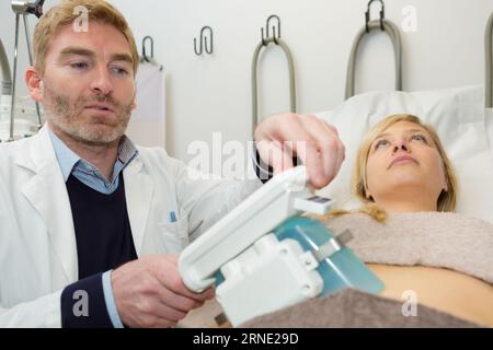 Junge Frau, die eine coole Bildhauertherapie hat Stockfoto