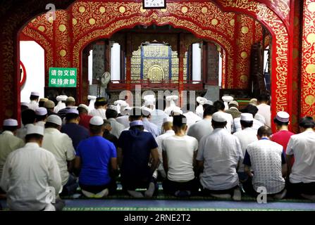 Muslime beten am ersten Tag des Ramadan in der Niujie-Moschee in Peking, Hauptstadt Chinas, 6. Juni 2016. ) (lfj) CHINA-BEIJING-RAMADAN (CN) PanxXu PUBLICATIONxNOTxINxCHN Muslime beten AM ersten Tag des Ramadan in der Niujie-Moschee in Peking Hauptstadt Chinas 6. Juni 2016 lfj China Beijing Ramadan CN PanxXu PUBLICATIONxNOTxINxCHN Stockfoto