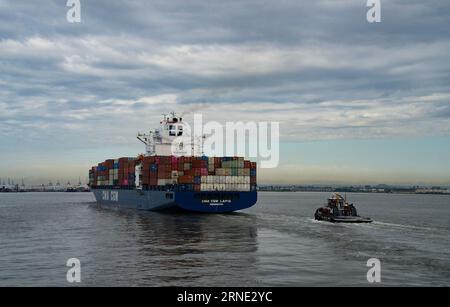 New York, USA - 21. Juli 2023: Ein Frachtschiff, beladen mit Containern, verlässt die Bucht von New york. Stockfoto