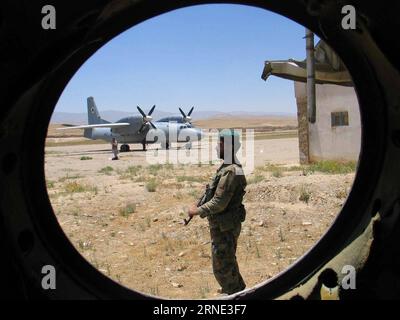 (160607) -- PEKING, 7. Juni 2016 -- Aktenfoto vom 24. Juni 2004 zeigt einen Soldaten der afghanischen Nationalarmee (ANA), der den Flughafen in Chaghcharan, der Hauptstadt der Provinz Ghor in Zentralafghanistan, bewacht. David Gilkey vom National Public Radio (NPR) und sein Übersetzer wurden getötet, als am 5. Juni 2016 Militante einen afghanischen Armeekonvoi in der südlichen Provinz Helmand Angriffen. , 38, war von 2003 bis 2010 Fotojournalist bei der Xinhua Nachrichtenagentur Kabul. (Djj) AFGHANISTAN-EHEMALIGER FOTOJOURNALIST VON XINHUA--WERKSAMMLUNG ZabihullahxTamana PUBLICATIONxNOTxINxCHN 160607 Peking 7. Juni Stockfoto