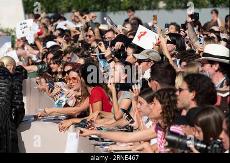 Venedig, Italien. September 2023. Atmosphäre bei Ankunft bei der Bastarden (Promise Land) Premiere im Sala Grande auf dem 80. Internationalen Filmfestival von Venedig. Quelle: Euan Cherry/Alamy Live News Stockfoto