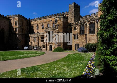 Nordflügel von Durham Castle im Nordosten Englands. Diese nördliche Reihe von Gebäuden wurde ursprünglich im 12. Jahrhundert von Bischof Pudsey erbaut, während im 16. Jahrhundert eine Galerie von Bischof Tunstall hinzugefügt wurde. Stockfoto