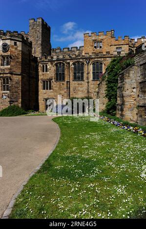 Östliches Ende des Nordflügels von Durham Castle im Nordosten Englands, einschließlich der Tudor Tunstall Chapel (Mitte rechts), mit der Burgmauer (rechts). Stockfoto