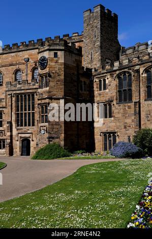 Teil des nördlichen Gebäudekomplexes von Durham Castle im Nordosten Englands, Standort einer Halle, die im 12. Jahrhundert erbaut, aber später verändert wurde. Stockfoto