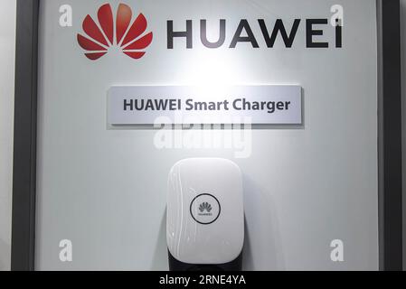 Bangkok, Thailand. September 2023. Das Huawei Smart Charger wurde während der Veranstaltung im Queen Sirikit National Convention Center gezeigt. Die ASEAN Sustainable Energy Week 2023 ist das Schaufenster für Innovation und Umwelttechnologien im Bereich erneuerbarer Energien, in dem internationale Innovatoren, Investoren, Technologieexperten und Unternehmen aus allen Sektoren zusammenkommen, um ihre neuesten Technologien der intelligenten Energielösungen, saubere Energiefahrzeuge, vorzustellen. Quelle: SOPA Images Limited/Alamy Live News Stockfoto