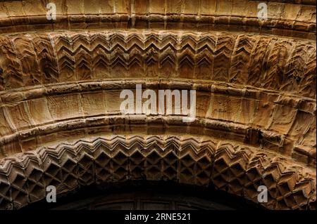 Detail des normannischen romanischen Bogens über der Nordtür und Haupteingang zur Durham Kathedrale im Nordosten Englands. Stockfoto