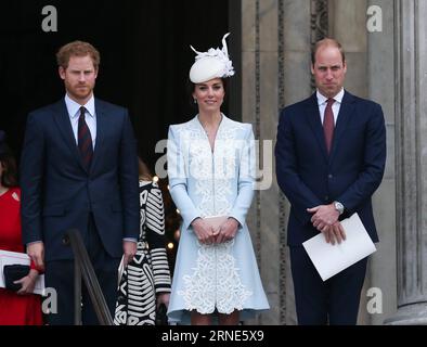 (160610) -- LONDON, 10. Juni 2016 -- britischer Prinz William (R), Herzog von Cambridge, seine Frau Catherine (C), Herzogin von Cambridge und Prinz Harry verlassen St. Paul’s Cathedral nach dem National Service of Thanksgiving anlässlich des 90. Geburtstages der Königin am 10. Juni 2016 in London. GROSSBRITANNIEN-LONDON-ROYAL-NATIONAL SERVICE OF THANKSGIVING HanxYan PUBLICATIONxNOTxINxCHN 160610 London 10. Juni 2016 Großbritannien S Prince William r Duke of Cambridge seine Frau Catherine C Duchess of Cambridge und Prinz Harry verlassen die St. Paul S Cathedral nach dem National Service of Thanksgiving an Mark the Queen S 9 Stockfoto