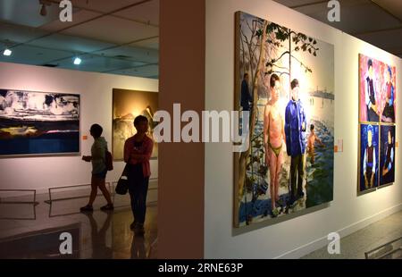 (160611) -- WUHAN, 11. Juni 2016 -- Besucher sehen Ölgemälde bei der Temperatur der Geschichte -- China Central Academy of Fine Arts (CAFA) und chinesische repräsentative Ölgemälde Ausstellung in Wuhan, Hauptstadt der zentralchinesischen Provinz Hubei, 11. Juni 2016. Die Ausstellung zeigte 180 repräsentative Ölgemälde, die von CAFA und anderen Sammlern gesammelt wurden. (Zkr) CHINA-WUHAN-OIL PAINTING-EXHIBITION(CN) ChengxMin PUBLICATIONxNOTxINxCHN 160611 Wuhan 11. Juni 2016 Besucher Sehen Sie Ölgemälde BEI der Temperatur der Geschichte China Central Academy of Fine Arts CAFA und chinesisches Repräsentationsöl Stockfoto