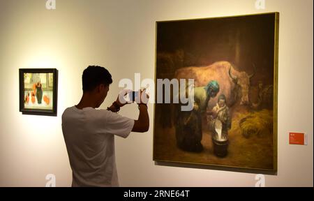 (160611) -- WUHAN, 11. Juni 2016 -- Ein Besucher macht Fotos von einem Ölgemälde bei der Temperatur der Geschichte -- China Central Academy of Fine Arts (CAFA) und chinesische repräsentative Ölgemälde Ausstellung in Wuhan, Hauptstadt der zentralchinesischen Provinz Hubei, 11. Juni 2016. Die Ausstellung zeigte 180 repräsentative Ölgemälde, die von CAFA und anderen Sammlern gesammelt wurden. (Zkr) CHINA-WUHAN-OIL PAINTING-EXHIBITION(CN) ChengxMin PUBLICATIONxNOTxINxCHN 160611 Wuhan 11. Juni 2016 ein Besucher fotografiert die Ölmalerei BEI der Temperatur der Geschichte China Central Academy of Fine Arts CAFA und Stockfoto