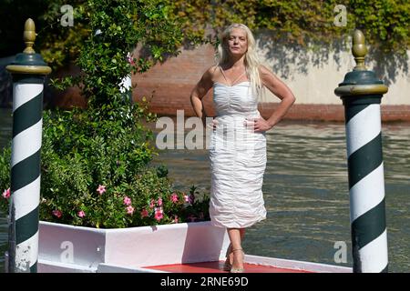 Venedig, Italien. September 2023. Angela Schanelec kommt am Dock des Hotel Excelsior am Lido von Venedig zum 80. Filmfestival von Venedig 2023 an. Quelle: SOPA Images Limited/Alamy Live News Stockfoto