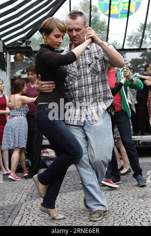 Die Menschen tanzen argentinischen Tango in den Straßen der Altstadt von Bratislava während des internationalen Tango-Marathons Bratislava Tango Party 2016, in Bratislava, Hauptstadt der Slowakei, 11. Juni 2016. ) (Zjy) SLOVAKIA-BRATISLAVA-TANGO PARTY AndrejxKlizan PUBLICATIONxNOTxINxCHN Prominente tanzen argentinischen Tango in den Straßen der Altstadt von Bratislava während der Internationalen Tango Marathon Bratislava Tango Party 2016 in Bratislava Hauptstadt der Slowakei 11. Juni 2016 zjy Slovakia Bratislava Tango Party AndrejxKlizan PUBLICATIONxNOTxINxCHN Stockfoto