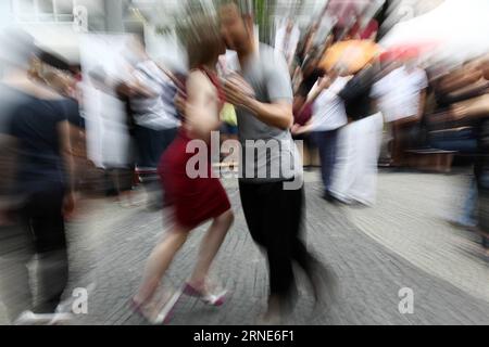 Die Menschen tanzen argentinischen Tango in den Straßen der Altstadt von Bratislava während des internationalen Tango-Marathons Bratislava Tango Party 2016, in Bratislava, Hauptstadt der Slowakei, 11. Juni 2016. ) (Zjy) SLOVAKIA-BRATISLAVA-TANGO PARTY AndrejxKlizan PUBLICATIONxNOTxINxCHN Prominente tanzen argentinischen Tango in den Straßen der Altstadt von Bratislava während der Internationalen Tango Marathon Bratislava Tango Party 2016 in Bratislava Hauptstadt der Slowakei 11. Juni 2016 zjy Slovakia Bratislava Tango Party AndrejxKlizan PUBLICATIONxNOTxINxCHN Stockfoto