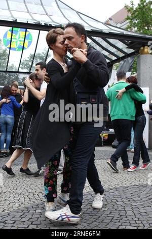Die Menschen tanzen argentinischen Tango in den Straßen der Altstadt von Bratislava während des internationalen Tango-Marathons Bratislava Tango Party 2016, in Bratislava, Hauptstadt der Slowakei, 11. Juni 2016. ) (Zjy) SLOVAKIA-BRATISLAVA-TANGO PARTY AndrejxKlizan PUBLICATIONxNOTxINxCHN Prominente tanzen argentinischen Tango in den Straßen der Altstadt von Bratislava während der Internationalen Tango Marathon Bratislava Tango Party 2016 in Bratislava Hauptstadt der Slowakei 11. Juni 2016 zjy Slovakia Bratislava Tango Party AndrejxKlizan PUBLICATIONxNOTxINxCHN Stockfoto