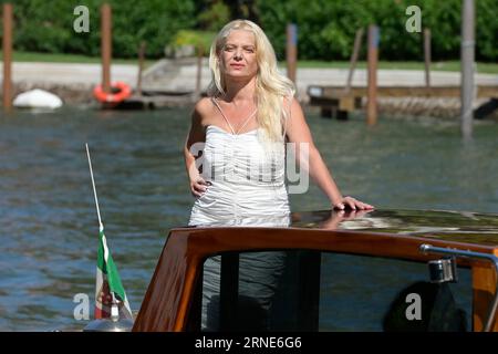 Venedig, Italien. September 2023. Angela Schanelec kommt am Dock des Hotel Excelsior am Lido von Venedig zum 80. Filmfestival von Venedig 2023 an. Quelle: SOPA Images Limited/Alamy Live News Stockfoto