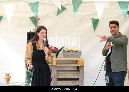 Safran Walden, Großbritannien. September 2023. Die BBC Gardeners' World Autumn Fair findet im Audley End House and Gardens in Essex statt. Gärtner Weltmoderator Frances Tophill im Gespräch mit Chris Bavin. Radio: Eastern Views/Alamy Live News Stockfoto