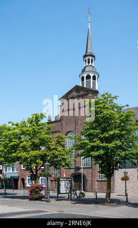 Goch, Nordrhein-Westfalen, 14. Juli 2023 - Kirchturm, Fassaden und Hinterhöfe in einem Dorf Stockfoto