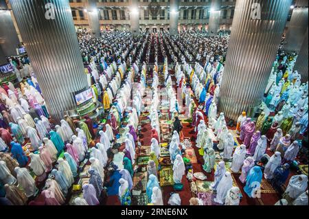 (160612) -- PEKING, 12. Juni 2016 -- indonesische muslime führen das erste Tarawih-Gebet in der Istiqlal-Moschee in Jakarta, Indonesien, am 5. Juni 2016 durch. Die indonesische Regierung stellte fest, dass der heilige Monat Ramadan am 6. Juni dieses Jahres fällt. WÖCHENTLICHE AUSWAHL VON XINHUA-FOTO VerixSanovri PUBLICATIONxNOTxINxCHN 160612 Peking 12. Juni 2016 indonesische Muslime führen das erste Tarawih-Gebet in der Istiqlal-Moschee in Jakarta Indonesien 5. Juni 2016 die indonesische Regierung bestimmte Thatcher den Heiligen Monat der Ramadanfälle AM 6. Juni dieses Jahres wöchentliche Entscheidungen von XINHUA Photo VerixSanovri ÖFFENTLICH Stockfoto