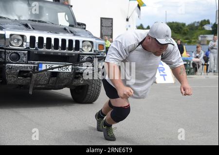 (160612) -- PEKING, 12. Juni 2016 -- Kaido Sirge zieht am 6. Juni 2016 während des estnischen Strongman Competiton in Narva, Estland, ein Fahrzeug ab. ) WÖCHENTLICHE AUSWAHLMÖGLICHKEITEN VON XINHUA FOTO SergeixStepanov PUBLICATIONxNOTxINxCHN 160612 Peking 12. Juni 2016 Kaido zieht ein Fahrzeug während des estnischen Strongman-Wettbewerbs in Narva Estland AM 6. Juni 2016 wöchentliche Auswahlmöglichkeiten von XINHUA Foto SergeixStepanov PUBLICATIONxNOTxINxCHN Stockfoto