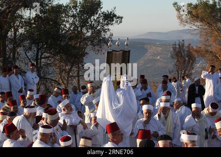 (160612) -- NABLUS, 12. Juni 2016 -- Ein Priester der alten samaritanischen Gemeinde hält eine Tora-Rolle während einer traditionellen Zeremonie, bei der die Tora auf dem Shavuot-Festival gefeiert wird, auf dem Berg Gerizim in der Nähe der Westbank-Stadt Nablus, am 12. Juni 2016. ) MIDEAST-NABLUS-SAMARITANS-SHAVUOT FESTIVAL NidalxEshtayeh PUBLICATIONxNOTxINxCHN 160612 Nablus 12. Juni 2016 ein Priester der alten samaritanischen Gemeinde hält eine Tora-Schriftrolle während einer traditionellen Zeremonie auf dem Berg Gerizim in der Nähe der WESTBANK-Stadt Nablus AM 12. Juni 2016 Stockfoto