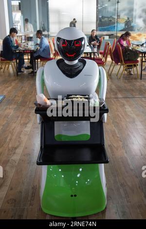 (160612) -- KUNMING, 12. Juni 2016 -- Ein Roboter-Kellner serviert Essen in einem Roboter-Erlebniszentrum in Kunming, Hauptstadt der südwestchinesischen Provinz Yunnan, 12. Juni 2016. ) (Cxy) CHINA-KUNMING-ROBOT EXPERIENCE CENTER (CN) HuxChao PUBLICATIONxNOTxINxCHN 160612 Kunming 12. Juni 2016 ein Roboter Kellner serviert Essen in einem Roboter Experience Center in der Hauptstadt Kunming im Südwesten Chinas Provinz S Yunnan 12. Juni 2016 Cxy China Kunming Robot Experience Center CN HuxChao PUBLICATIONxNOTxINxCHN Stockfoto