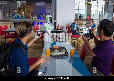 (160612) -- KUNMING, 12. Juni 2016 -- Besucher fotografieren einen Roboter-Kellner, der Essen in einem Roboter-Erlebniszentrum in Kunming, Hauptstadt der südwestchinesischen Provinz Yunnan, serviert, 12. Juni 2016. ) (Cxy) CHINA-KUNMING-ROBOT EXPERIENCE CENTER (CN) HuxChao PUBLICATIONxNOTxINxCHN 160612 KUNMING 12. Juni 2016 Besucher fotografieren einen Roboter Kellner, der Essen in einem Roboter-Experience Center in der Hauptstadt von Kunming im Südwesten Chinas S Yunnan Provinz 12. Juni 2016 Cxy China Kunming Robot Experience Center CN HuxChao PUICATIONxCHINxTxCHINxTxN serviert Stockfoto