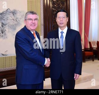 (160612) -- PEKING, 12. Juni 2016 -- der chinesische Vize-Ministerpräsident Zhang Gaoli (R), ebenfalls Mitglied des Ständigen Ausschusses des Politischen Büros des Zentralkomitees der Kommunistischen Partei Chinas (CPC), trifft sich am 12. Juni 2016 in Peking, der Hauptstadt Chinas, mit Thomas Bach, Präsident des Internationalen Olympischen Komitees (IOC). (Zwx) CHINA-BEIJING-ZHANG GAOLI-THOMAS BACH-MEETING(CN) ZhangxDuo PUBLICATIONxNOTxINxCHN 160612 Peking 12. Juni 2016 der chinesische Vizepremierminister Zhang Gaoli r ist somit Mitglied des Thingausschusses des Politischen Büros der Kommunistischen Partei Chinas ZK-ZK und trifft sich mit Tho Stockfoto