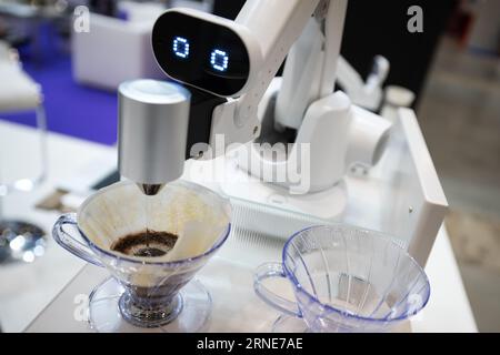 Berlin, Deutschland. September 2023. Roboter Huenit, der für Schulkinder einfach zu programmieren ist, bereitet Kaffee während der Internationalen Unterhaltungselektronikmesse (IFA) auf der Messe Berlin zu. Seit 1924 zeigen Aussteller ihre Innovationen auf der Funkausstellung in Berlin. Quelle: Sebastian Christoph Gollnow/dpa/Alamy Live News Stockfoto