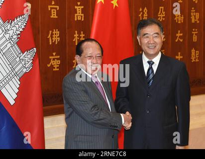 (160612) -- KUNMING, 12. Juni 2016 -- der chinesische Vize-Ministerpräsident Wang Yang (R) trifft sich mit dem kambodschanischen Vize-Premierminister Hor Namhong, der nach China kam, um an der Eröffnungszeremonie der vierten China-Südasien-Ausstellung in Kunming, der Hauptstadt der südwestchinesischen Provinz Yunnan, teilzunehmen, am 12. Juni 2016. ) (Zwx) CHINA-KUNMING-WANG YANG-CAMBODIA-HOR NAMHONG-MEETING (CN) LinxYiguang PUBLICATIONxNOTxINxCHN 160612 Kunming 12. Juni 2016 der chinesische Vizepremierminister Wang Yang r trifft sich mit dem stellvertretenden kambodschanischen Premierminister Hor Namhong, der nach China kam, um an der Eröffnungszeremonie der vierten China-Südasien-Exposition teilzunehmen Stockfoto