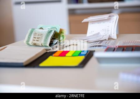 Tabelle besteht aus Geldrechnungen stellt die Lebenshaltungskosten dar Stockfoto
