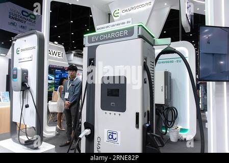 Bangkok, Thailand. September 2023. Eine Chargecore EV-Ladestation, die während der Veranstaltung im Queen Sirikit National Convention Center gezeigt wurde. Die ASEAN Sustainable Energy Week 2023 ist das Schaufenster für Innovation und Umwelttechnologien im Bereich erneuerbarer Energien, in dem internationale Innovatoren, Investoren, Technologieexperten und Unternehmen aus allen Sektoren zusammenkommen, um ihre neuesten Technologien der intelligenten Energielösungen, saubere Energiefahrzeuge, vorzustellen. (Foto: Peerapon Boonyakiat/SOPA Image/SIPA USA) Credit: SIPA USA/Alamy Live News Stockfoto