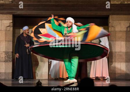 (160614) -- KAIRO, 13. Juni 2016 -- eine ägyptische Tänzerin spielt die Tanoura, eine ägyptische Version des Sufi-Tanzes, bei einer Abendshow während des Fastenmonats Ramadan im Al Ghouri Palast in Kairo, Ägypten, 13. Juni 2016. ) ÄGYPTEN-KAIRO-RAMADAN-SUFI-TANZ MengxTao PUBLICATIONxNOTxINxCHN 160614 Kairo 13. Juni 2016 To Egyptian Dancer führt die Tanoura-zu-Ägyptische Version des Sufi-Tanzes BEI einer Night Show während des Fastenmonats Ramadan IM Al Ghouri Palast in Kairo Ägypten 13. Juni 2016 Ägypten Kairo Ramadan Sufi Dance MengxTao PUNOBLATxCHIONxN Stockfoto