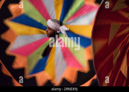 (160614) -- KAIRO, 13. Juni 2016 -- eine ägyptische Tänzerin spielt die Tanoura, eine ägyptische Version des Sufi-Tanzes, bei einer Abendshow während des Fastenmonats Ramadan im Al Ghouri Palast in Kairo, Ägypten, 13. Juni 2016. ) ÄGYPTEN-KAIRO-RAMADAN-SUFI-TANZ MengxTao PUBLICATIONxNOTxINxCHN 160614 Kairo 13. Juni 2016 To Egyptian Dancer führt die Tanoura-zu-Ägyptische Version des Sufi-Tanzes BEI einer Night Show während des Fastenmonats Ramadan IM Al Ghouri Palast in Kairo Ägypten 13. Juni 2016 Ägypten Kairo Ramadan Sufi Dance MengxTao PUNOBLATxCHIONxN Stockfoto