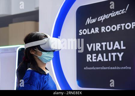 Bangkok, Thailand. September 2023. Ein Besucher erlebt eine virtuelle Realität während der Veranstaltung im Queen Sirikit National Convention Center. Die ASEAN Sustainable Energy Week 2023 ist das Schaufenster für Innovation und Umwelttechnologien im Bereich erneuerbarer Energien, in dem internationale Innovatoren, Investoren, Technologieexperten und Unternehmen aus allen Sektoren zusammenkommen, um ihre neuesten Technologien der intelligenten Energielösungen, saubere Energiefahrzeuge, vorzustellen. (Foto: Peerapon Boonyakiat/SOPA Image/SIPA USA) Credit: SIPA USA/Alamy Live News Stockfoto