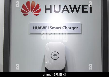 Bangkok, Thailand. September 2023. Das Huawei Smart Charger wurde während der Veranstaltung im Queen Sirikit National Convention Center gezeigt. Die ASEAN Sustainable Energy Week 2023 ist das Schaufenster für Innovation und Umwelttechnologien im Bereich erneuerbarer Energien, in dem internationale Innovatoren, Investoren, Technologieexperten und Unternehmen aus allen Sektoren zusammenkommen, um ihre neuesten Technologien der intelligenten Energielösungen, saubere Energiefahrzeuge, vorzustellen. (Foto: Peerapon Boonyakiat/SOPA Image/SIPA USA) Credit: SIPA USA/Alamy Live News Stockfoto