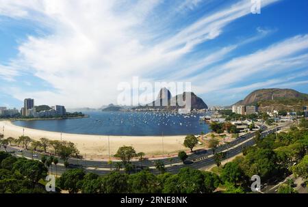 Panoramablick vom Strand Botafogo auf den Sugarloaf Mountain in Rio de Janeiro Brasilien. Stockfoto