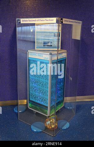 Neapel, Italien - 25. Juni 2014: Cosmic rays Live Education Machine Nuclear Science in Toledo Metro Station. Stockfoto