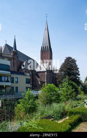 Goch, Nordrhein-Westfalen, 14. Juli 2023 - Kirchturm, Fassaden und Hinterhöfe in einem Dorf Stockfoto