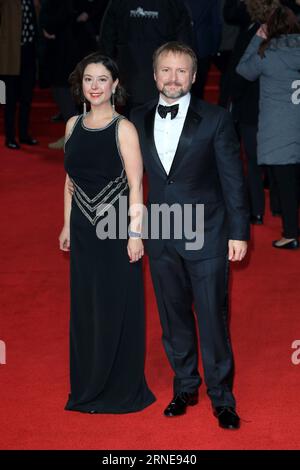 Regisseur Rian Johnson (R) und Karina Longworth nehmen an der europäischen Premiere von Star Wars: The Last Jedi in der Royal Albert Hall in London Teil. Stockfoto