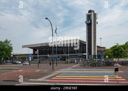 Venlo, Limburg, Niederlande, 12. Juli 2023 - Bahnhof mit Fußgängerübergang und Uhrturm Stockfoto